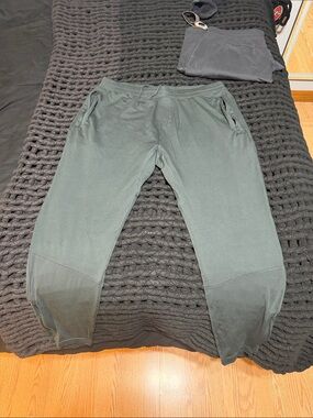 Men's ALO YOGA PANTS large